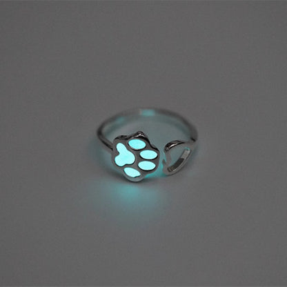 Wear A Glowing Cat Paw Ring On Your Hand